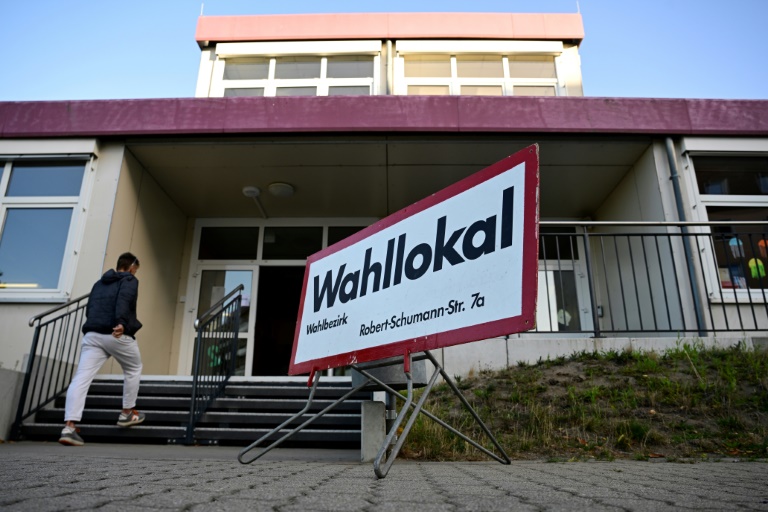 Un électeur entre dans un bureau de vote à Tangermünde, dans l'est de l'Allemagne, lors des élections régionales de Saxe-Anhalt, le 6 septembre 2026