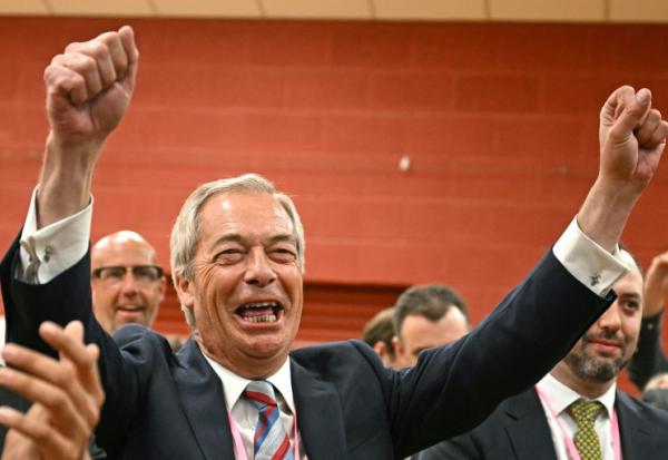 Nigel Farage (c), leader du parti Reform UK, célèbre la victoire de Sarah Pochin, candidate du parti, à l'élection partielle dans la circonscription de Runcorn & Helsby à Widnes, dans le nord-ouest de l'Angleterre, le 2 mai 2025