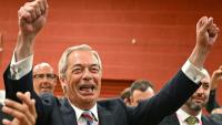 Nigel Farage (c), leader du parti Reform UK, célèbre la victoire de Sarah Pochin, candidate du parti, à l'élection partielle dans la circonscription de Runcorn & Helsby à Widnes, dans le nord-ouest de l'Angleterre, le 2 mai 2025
