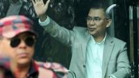 Tarique Rahman, président par intérim du Parti nationaliste du Bangladesh (BNP), salue ses partisans depuis un bus à son arrivée à Dacca, le 25 décembre 2025 au Bangladesh