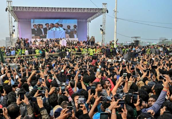 Tarique Rahman (2e d), président par intérim du Parti nationaliste du Bangladesh (BNP) et fils de l'ancienne cheffe du gouvernement Khaleda Zia, salue ses partisans lors d'un rassemblement après son arrivée à Dacca, le 25 décembre 2025 au Bangladesh