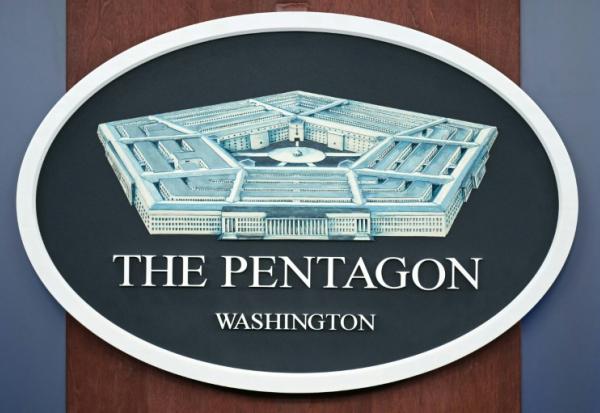 Le sigle du Pentagone, le département de la guerre américain, vu dans une salle de briefing à Washington, DC le 31 mars 2026. 