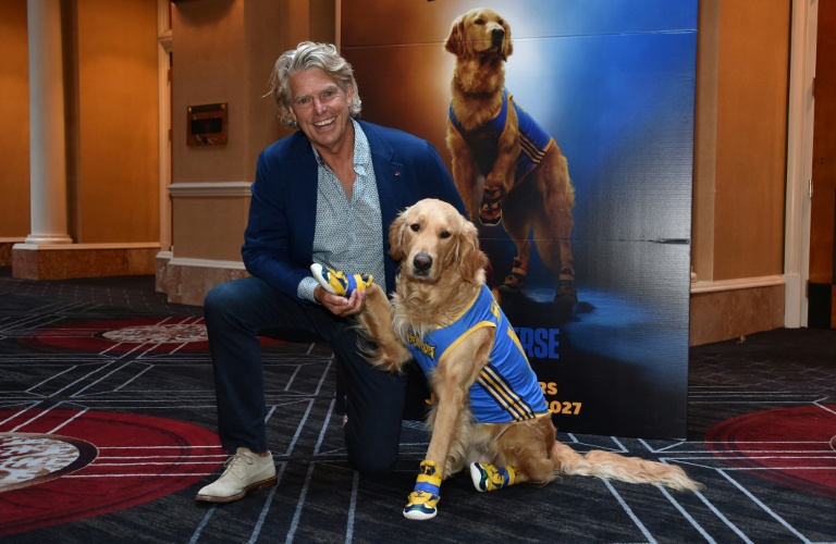 Le réalisateur Robert Vince et le chien Roscoe promeuvent ensemble le film 