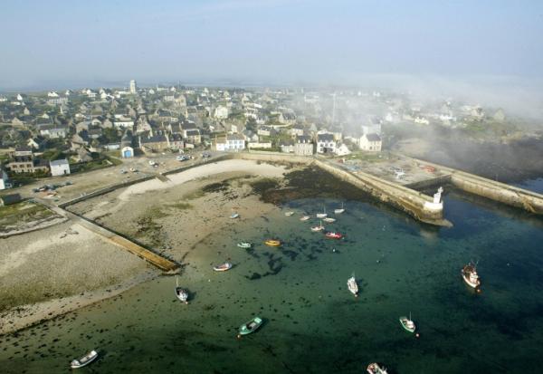 Le bourg de Molène sur l'île du même nom au large du Finistère, le 23 mars 2003