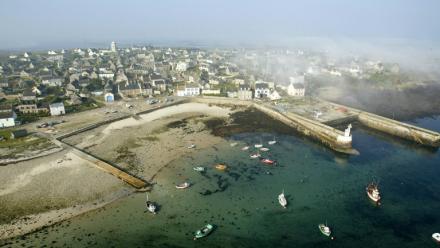 Le bourg de Molène sur l'île du même nom au large du Finistère, le 23 mars 2003