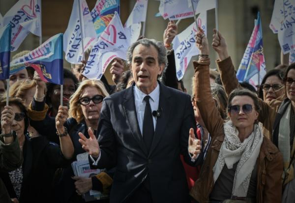 Philippe Dessertine, entouré de ses partisans, à Bordeaux le 4 mars 2026