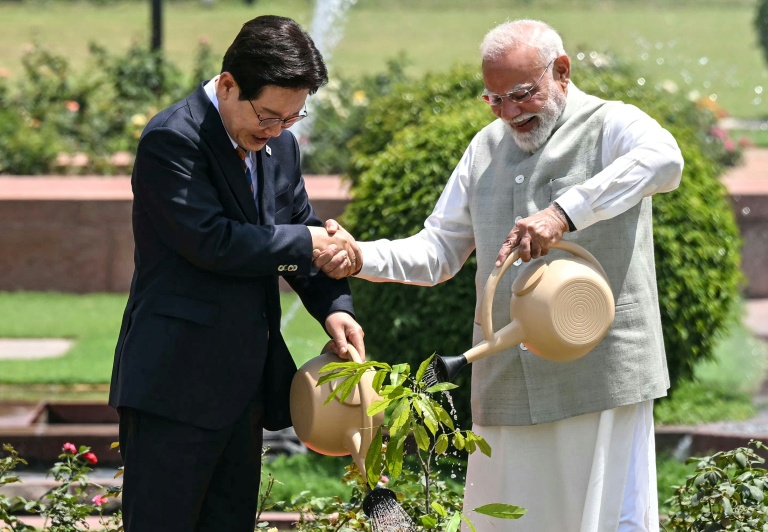 Le président sud-coréen Lee Jae-myung et le Premier ministre indien Narendra Modi, à New Dehli, le 20 avril 2026