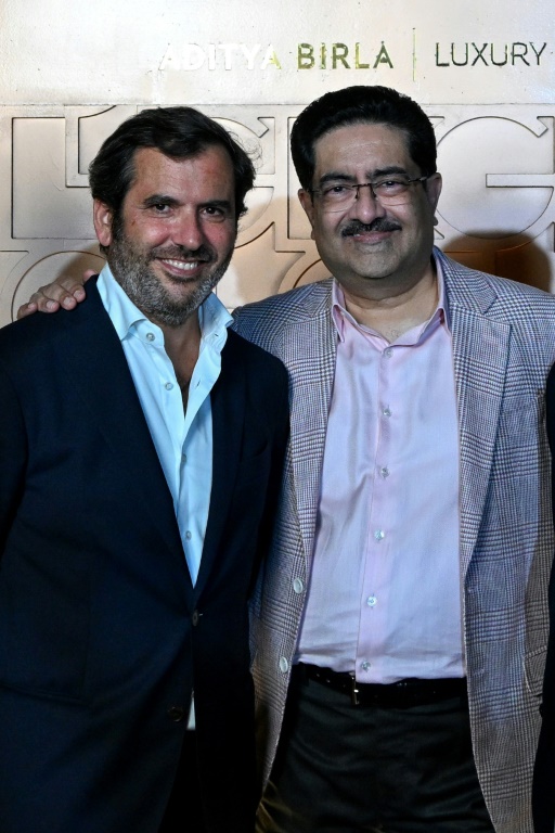 Kumar Mangalam Birla (D), président du groupe indien Aditya Birla pose avec Nicolas Houze, le directeur des Galeries Lafayette, le 15 octobre 2025 à Bombay 