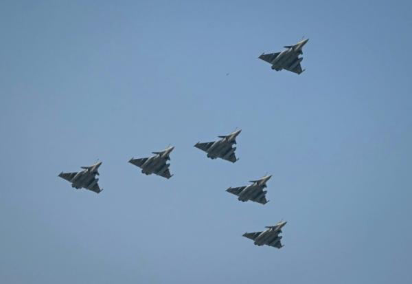 Des Rafale de l'armée indienne survolent New Delhi, le 26 janvier 2026