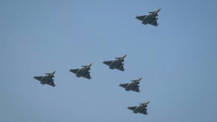 Des Rafale de l'armée indienne survolent New Delhi, le 26 janvier 2026