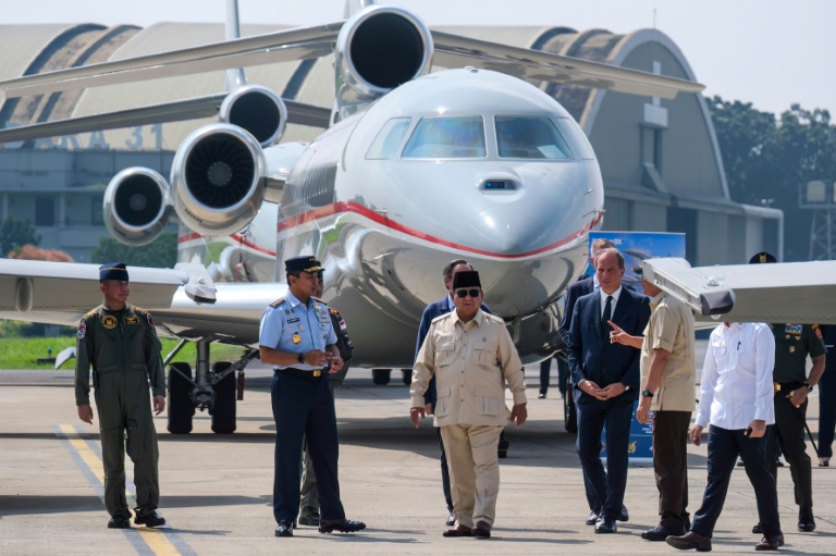 Le président indonésien Prabowo Subianto (C) lors d'une cérémonie à l'occasion de la réception par l'armée de l'air de six nouveaux Rafale, quatre Dassault Falcon 8X et un Airbus A400M Atlas, le 18 mai 2026 à Jakarta 