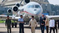 Le président indonésien Prabowo Subianto (C) lors d'une cérémonie à l'occasion de la réception par l'armée de l'air de six nouveaux Rafale, quatre Dassault Falcon 8X et un Airbus A400M Atlas, le 18 mai 2026 à Jakarta 
