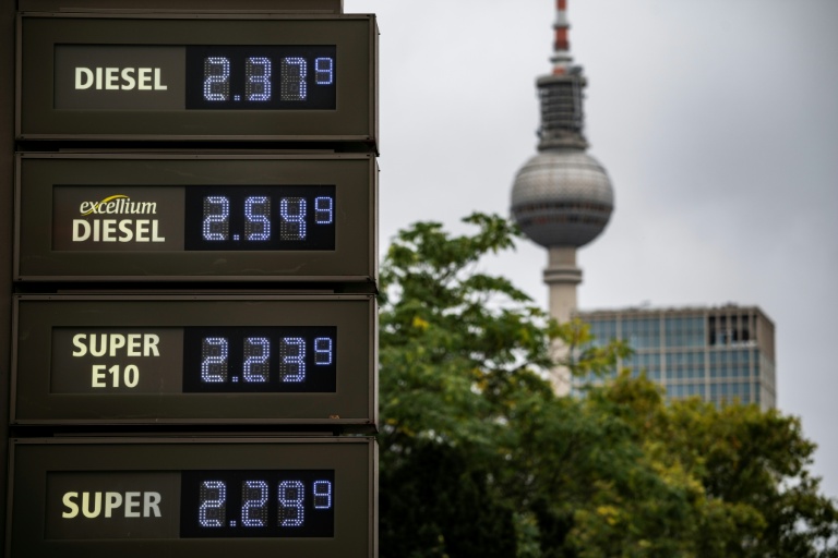 Un panneau affiche les prix du carburant dans une station-service à Berlin, le 2 octobre 2026
