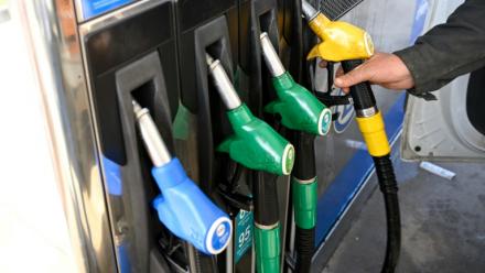 Un automobiliste prend de l'essence dans une station-service à Thionville, le 9 mars 2026 en Moselle