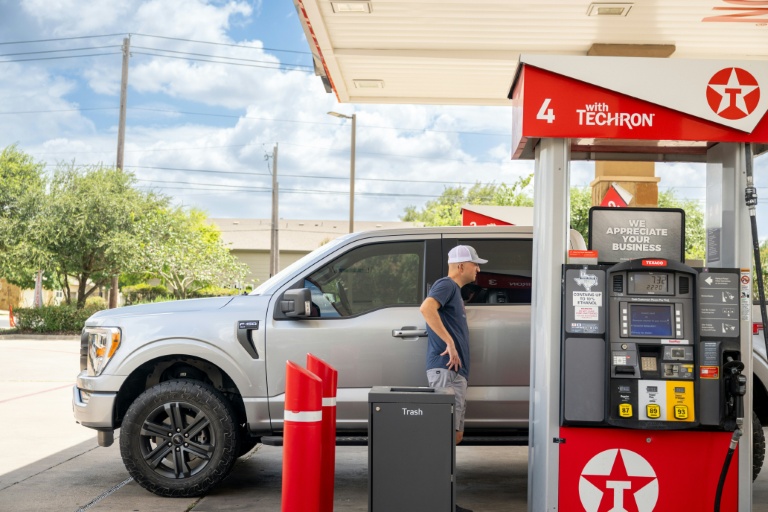 Conducteur faisant le plein à la pompe le 10 juillet 2026 à Austin, au Texas.