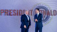 Le président américain Donald Trump (G) et l'influenceur américain Charlie Kirk (D), à Washington, aux Etats-Unis, le 23 juillet 2019