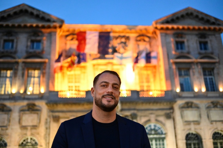Le candidat insoumis Sébastien Delogu pose devant la mairie de Marseille le 15 novembre 2025