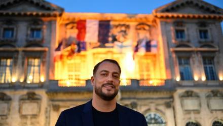 Le candidat insoumis Sébastien Delogu pose devant la mairie de Marseille le 15 novembre 2025