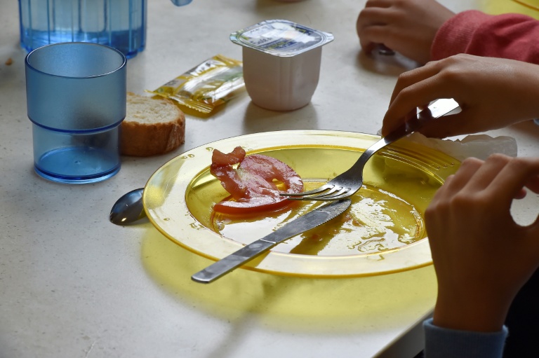 Des enfants mangent dans des assiettes en plastique à la cantine d'une école à Bordeaux, le 13 septembre 2017