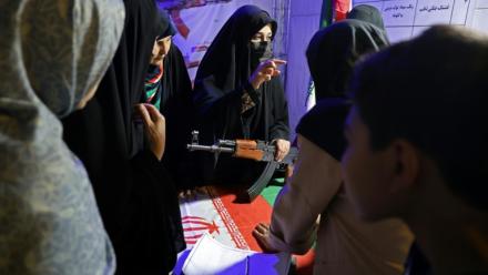 Des Iraniennes apprennent le maniement des armes dans un stand sur la place Hafter Tir de Téhéran, le 17 mai 2026