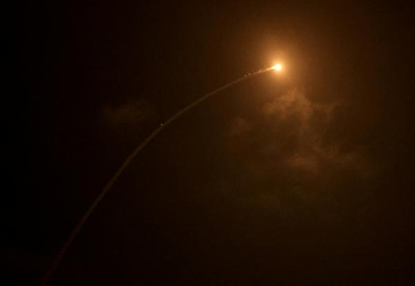 Trace d'une roquette dans le ciel lors d'une opération anti-aérienne israélienne pour contrer une attaque de missiles iraniens le 15 mars, au dessus de la ville de Netanya, au nord de Tel-Aviv
