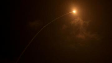 Trace d'une roquette dans le ciel lors d'une opération anti-aérienne israélienne pour contrer une attaque de missiles iraniens le 15 mars, au dessus de la ville de Netanya, au nord de Tel-Aviv