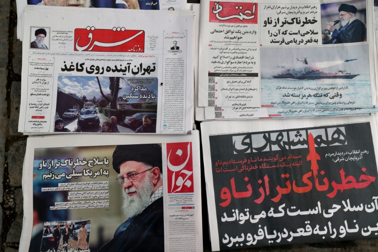 Les unes de quotidiens iraniens dans un kiosque de Téhéran, le 18 février 2026