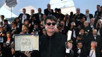 Le réalisateur iranien Jafar Panahi avec sa Palme d'or pour "Un simple accident", le 24 mai 2025 au festival de Cannes