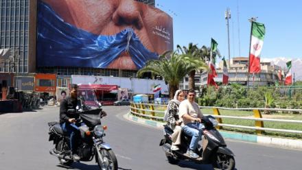 Une affiche anti-Trump sur la place Valiasr de Téhéran, le 10 mai 2026