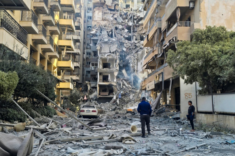 Des bâtiments endommagés par une frappe aérienne israélienne à Tyr, dans le sud du Liban, le 28 mai 2026