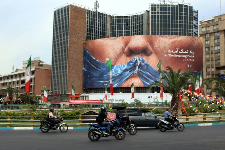 Une affiche géante représentant le président américain Donald Trump et le détroit d'Ormuz, sur la place Valiasr, à Téhéran, le 28 mai 2026 en Iran