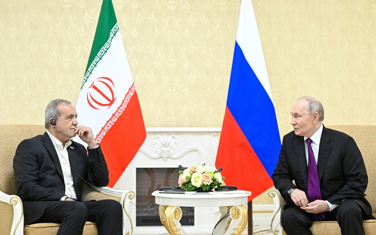 Le président russe Vladimir Poutine (droite) et son homologue iranien Masoud Pezeshkian s'entretiennent, le 8 octobre 2026 à Turkmenbashi au Turkménistan, sur cette photo distribuée par l'agence russe Spoutnik