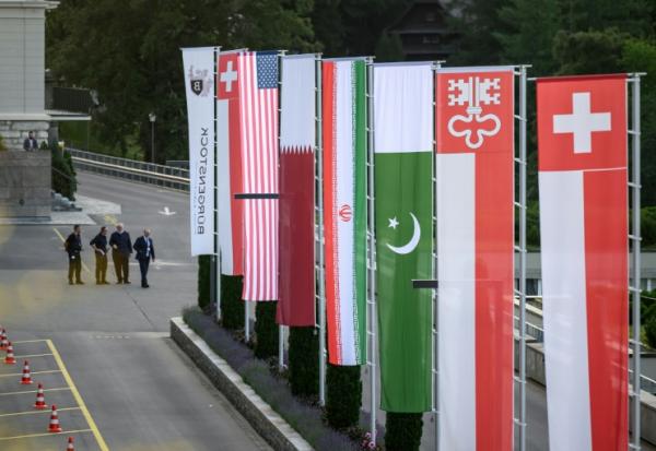 Les drapeaux de la Suisse, des Etats-Unis, du Qatar, du Pakistan et du canton suisse de Nidwalden sont photographiés au complexe hôtelier de Bürgenstock, en Suisse, le 21 juin 2026