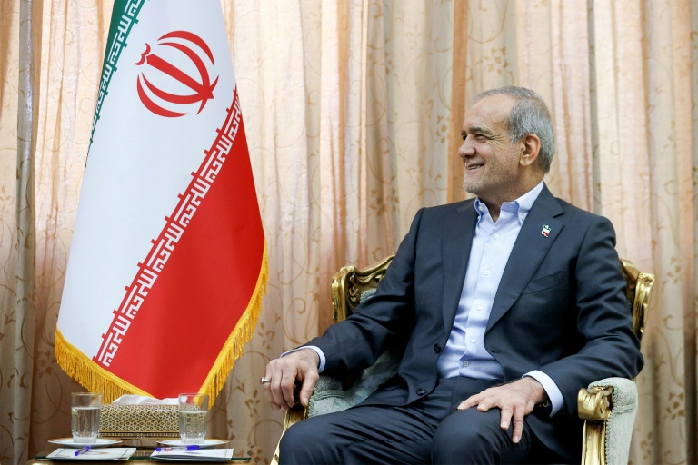 Photo diffusée par la présidence iranienne, le 23 mai 2026, montrant le président iranien Masoud Pezeshkian, lors d'une réunion à *téhéran