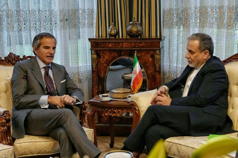 Photo publiée par le ministère iranien des Affaires étrangères montrant le directeur général de l'AIEA, Rafael Grossi, et le chef de la diplomatie Abbas Araghchi, le 16 février 2026 à Genève en Suisse