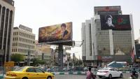 Des automobilistes passent devant d'immenses panneaux publicitaires arborant des photos de l'ayatollah Ali Khamenei, le défunt guide suprême de l'Iran, le 2 juillet 2026 à Téhéran, à la veille de ses funérailles