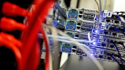 Des serveurs dans un centre à Dublin, le 10 décembre 2018