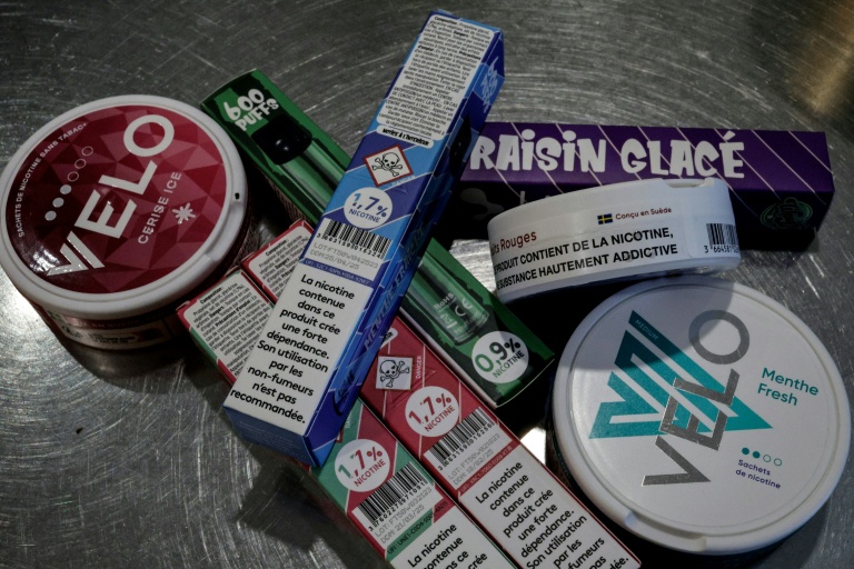 Produits à la nicotine en vente dans une boutique à Paris, le 19 décembre 2024