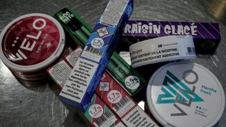 Produits à la nicotine en vente dans une boutique à Paris, le 19 décembre 2024