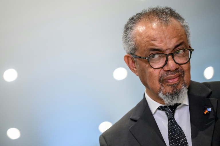 Le directeur général de l'Organisation mondiale de la santé (OMS), Tedros Adhanom Ghebreyesus, pose devant les photographes en amont de la 79e Assemblée mondiale de la santé à Genève, le 17 mai 2026