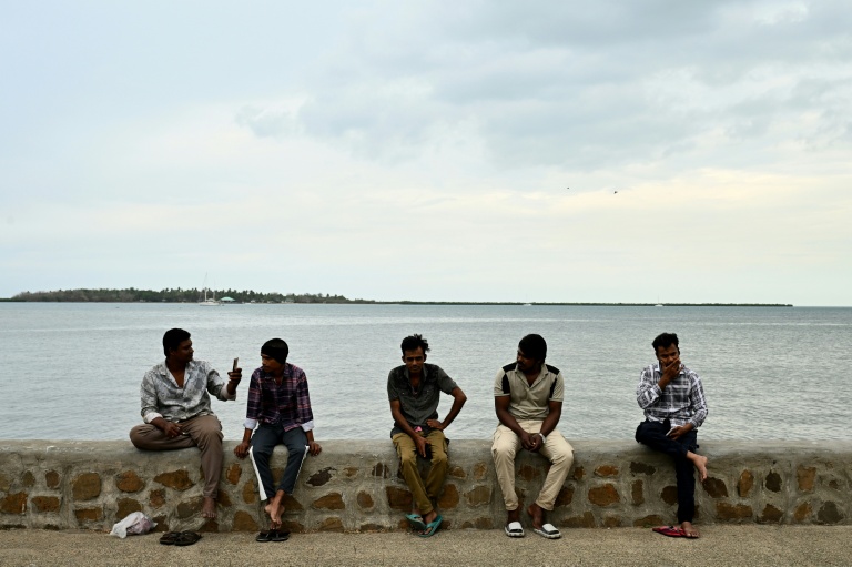 Des habitants de Nadi aux Fidji passant la matinée sur une plage située près du port, à la veille de la cérémonie d'ouverture du Sommet du Pacifique pré-COP31