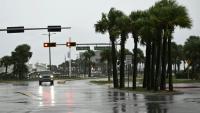 Un automobiliste circule dans une rue déserte à Pensacola Beach à l'approche de l'ouragan Isaias, le 9 octobre 2026 en Floride