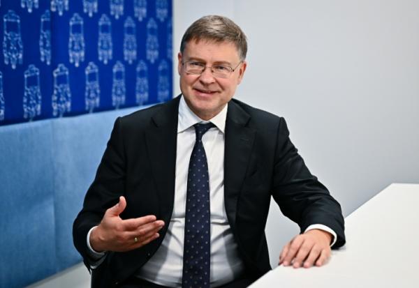Valdis Dombrovskis, le commissaire européen aux Affaires économiques, lors d'un entretien avec l'AFP à Bangkok, en marge des assemblées du Fonds monétaire international (FMI) et de la Banque mondiale, le 13 octobre 2026