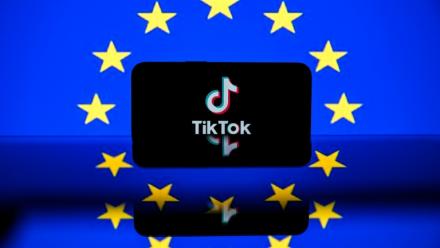 Montage photo du drapeau européen et de TikTok, créé le 26 avril 2023