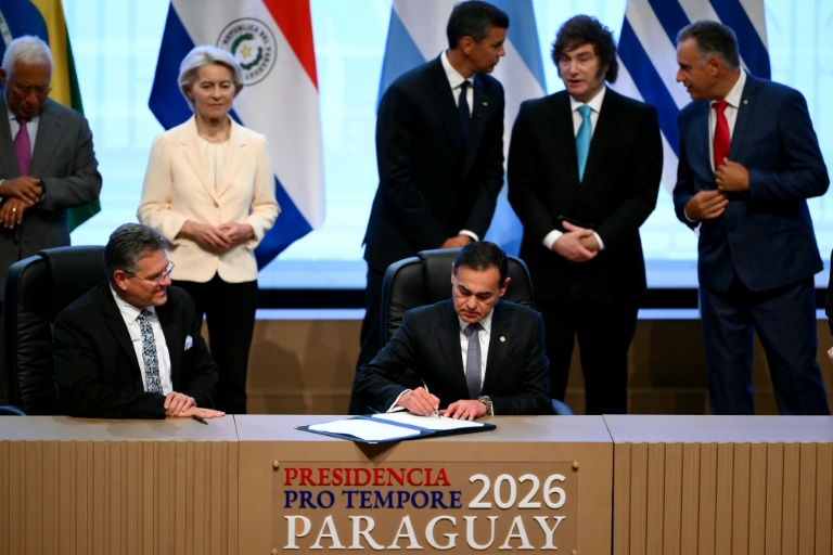 Le ministre des Affaires étrangères du Paraguay, Ruben Ramirez Lezcano, signe un document aux côtés du commissaire européen au Commerce et à la Sécurité économique, Maros Sefcovic, en présence (de gauche à droite, à l'arrière) du président du Conseil européen, Antonio Costa, de la présidente de la Commission européenne, Ursula von der Leyen, le président du Paraguay, Santiago Pena, le président argentin, Javier Milei, et le président uruguayen, Yamandu Orsi, assistent à la cérémonie de signature de l'accord commercial entre l'Union européenne et le Mercosur,  à Asuncion, le 17 janvier 2026.