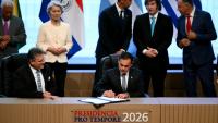 Le ministre des Affaires étrangères du Paraguay, Ruben Ramirez Lezcano, signe un document aux côtés du commissaire européen au Commerce et à la Sécurité économique, Maros Sefcovic, en présence (de gauche à droite, à l'arrière) du président du Conseil européen, Antonio Costa, de la présidente de la Commission européenne, Ursula von der Leyen, le président du Paraguay, Santiago Pena, le président argentin, Javier Milei, et le président uruguayen, Yamandu Orsi, assistent à la cérémonie de signature de l'accord commercial entre l'Union européenne et le Mercosur,  à Asuncion, le 17 janvier 2026.