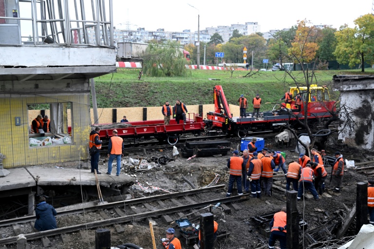 Après une frappe sur une station de métro à Kiev, le 19 octobre 2026
