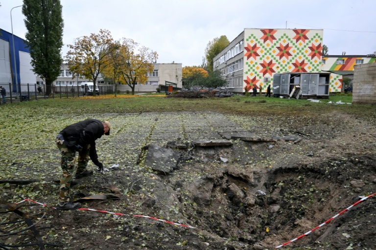 Cratère laissé par une frappe russe près d'une école à Kiev, le 19 octobre 2026