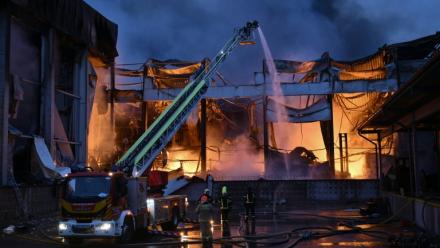 Des pompiers ukrainiens éteignent un incendie dans un entrepôt alimentaire après une frappe russe à Kiev, le 25 octobre 2025
