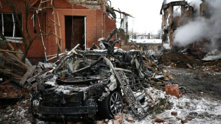 Une carcasse de voiture calcinée après une attaque aérienne à Sofiivska Borshchagivka, dans la région de Kiev, le 22 février 2026